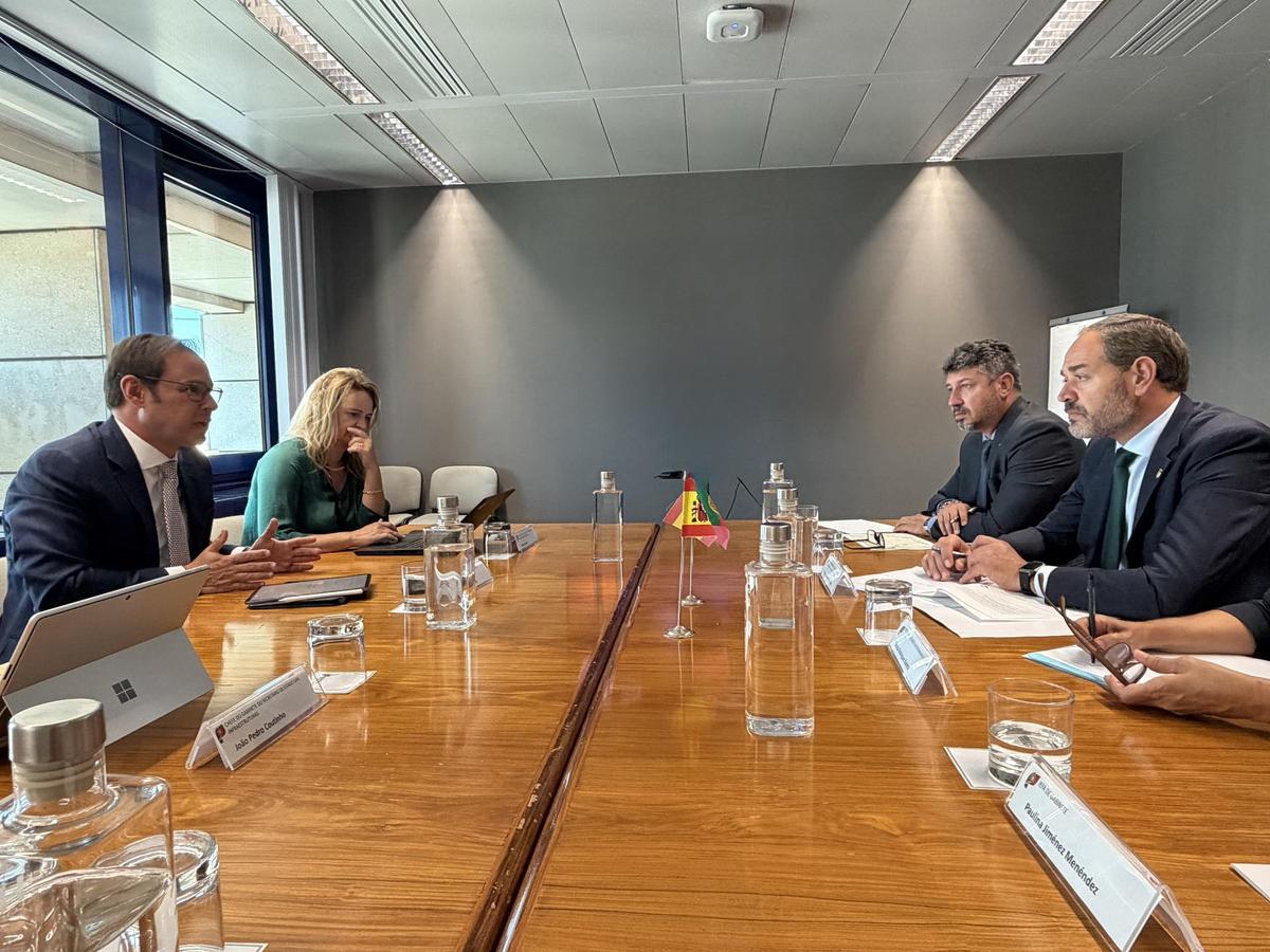 Un instante de la reunión celebrada en Portugal esta mañana, con Ramírez y Herrero a la derecha y Espírito Santo a la izquierda.