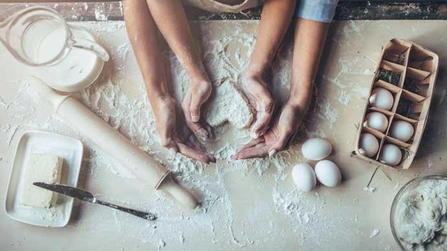 Prepara un pastel para San Valentín en el microondas.