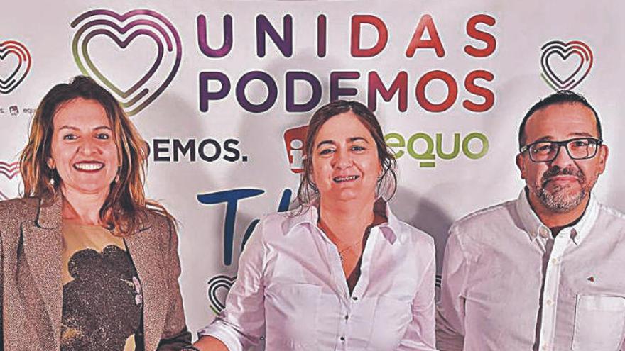 Los tres ponentes en la presentación de Podemos, anoche.