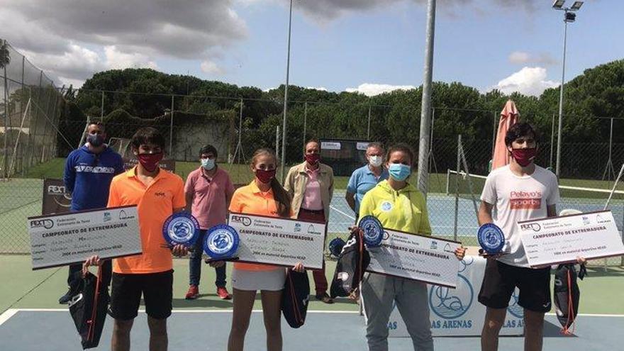 Irene Zarza y Fernando Bulnes, campeones de Extremadura absolutos de tenis