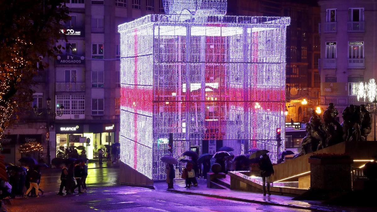 El accidente tuvo lugar frente a la estatua de los rederos y la caja de regalo navideña.