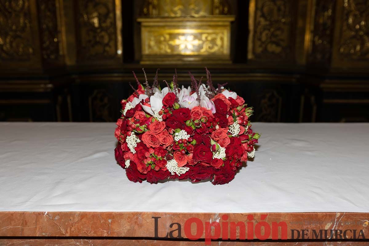 Bandeja de flores y ritual de la bendición del vino en las Fiestas de Caravaca