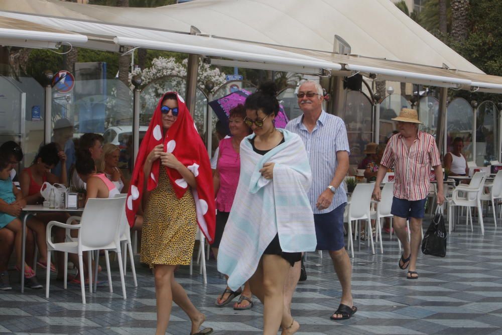 La lluvia sorprende a los bañistas en el Postiguet