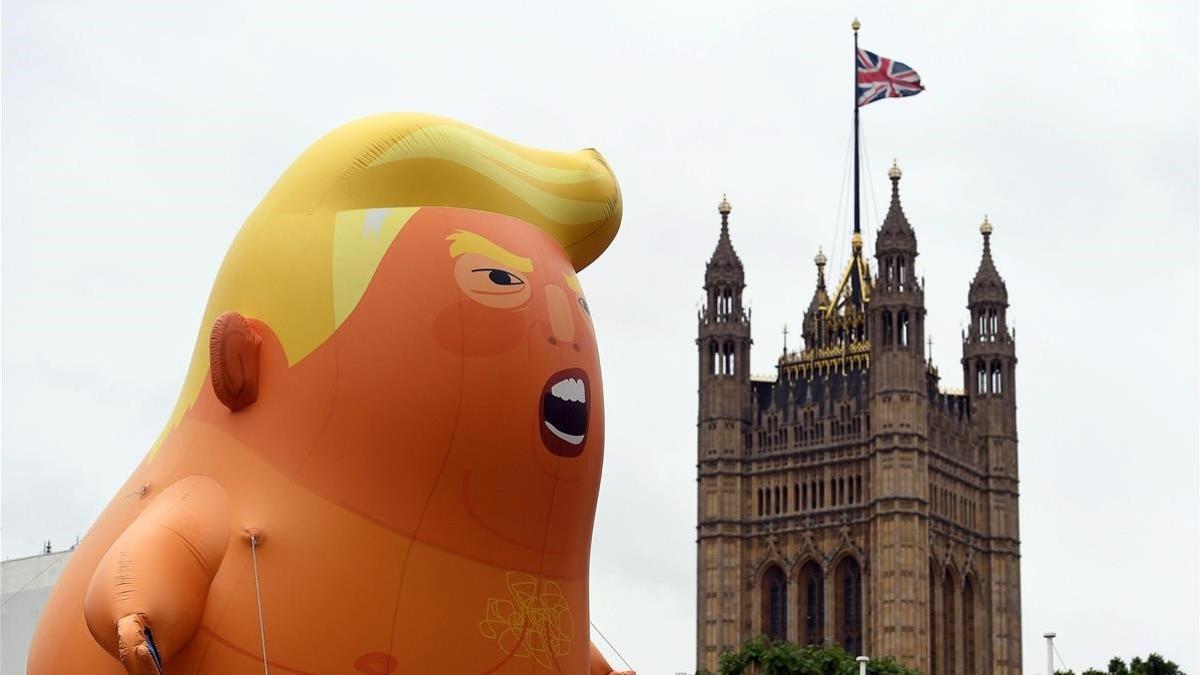 El globo del 'baby Trump', este martes, durante la manifestación en Londres contra el mandatario estadounidense.