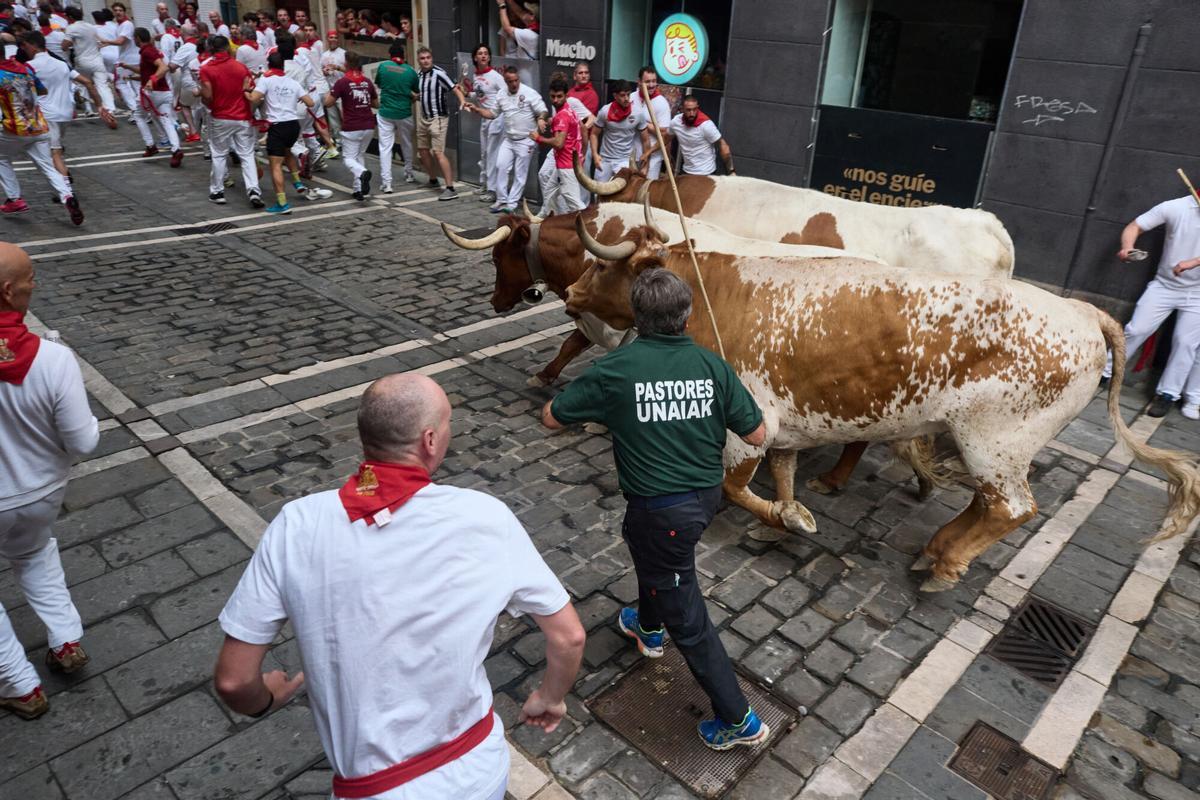 Veloz encierro de Álvaro Núñez con los toros liderando la carrera.