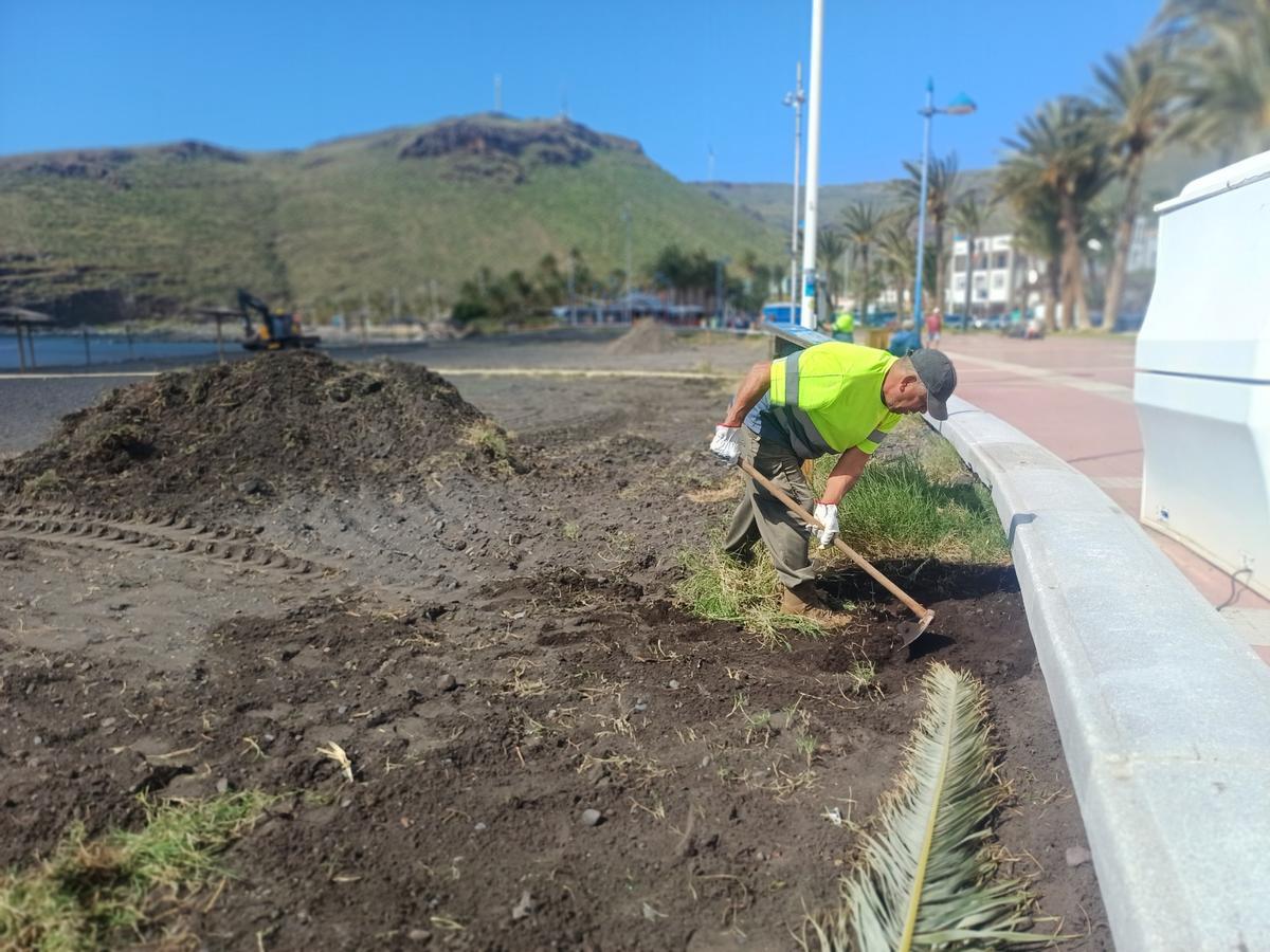 Un operario trabaja en una playa de la capital colombina.