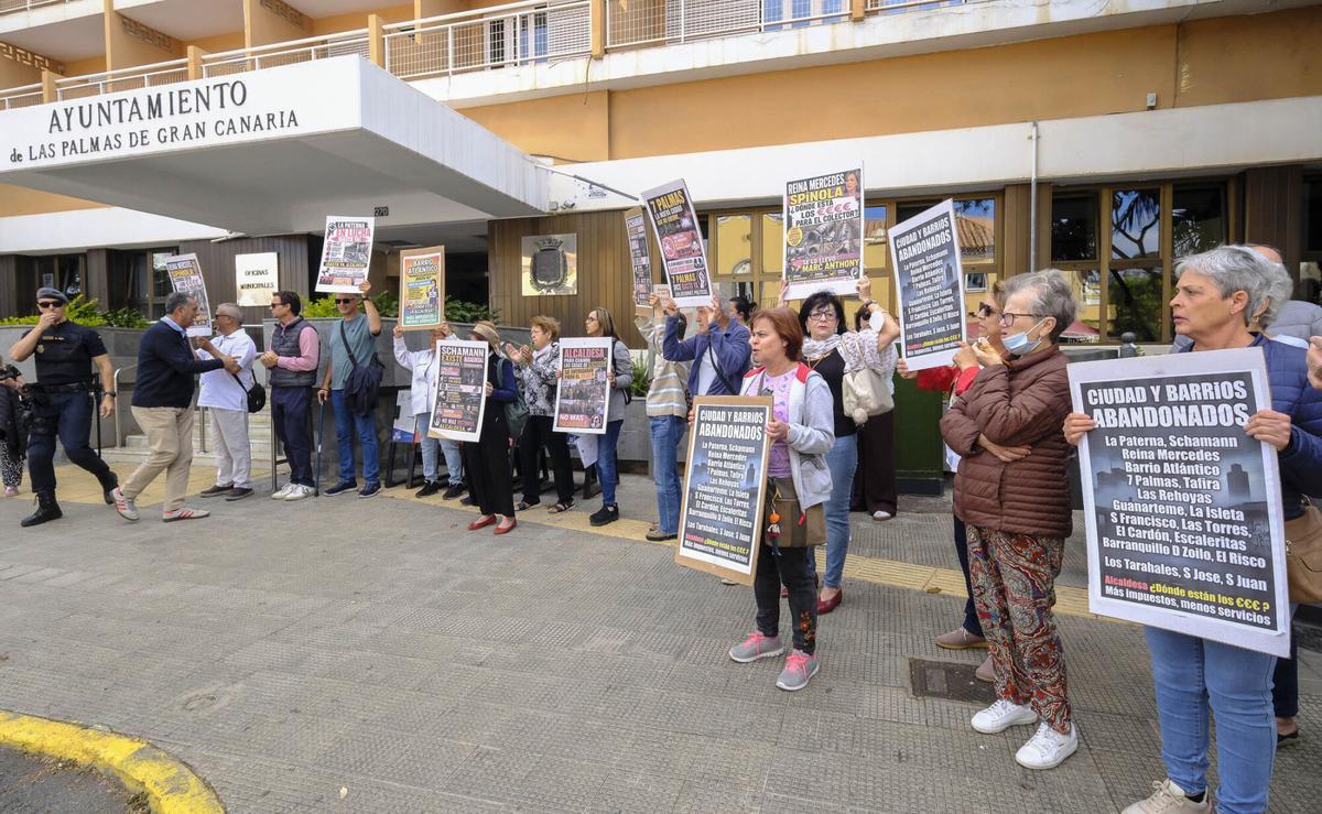 Protesta de asociaciones de vecinos ante el Ayuntamiento de Las Palmas de Gran Canaria