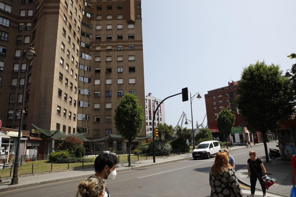 Vecinos afectados por el incendio del edificio La Estrella de Gijón