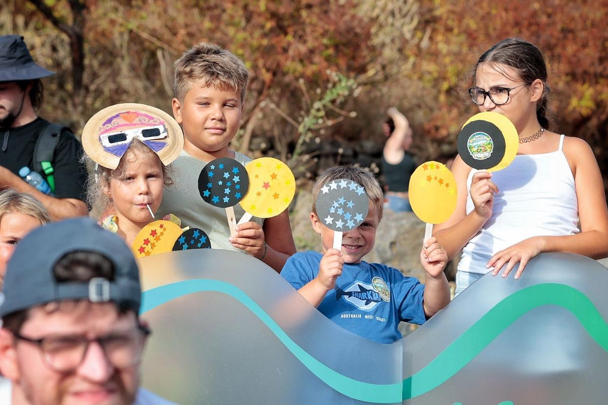 Vecinos y visitantes disfrutan de una jornada marcada por la astronomía en uno de los principales puntos de observación habilitados en Tenerife.
