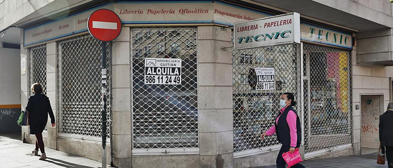 La librería y papelería Tecnic, en Jenaro de la Fuente, cerrada y con carteles de “Se alquila”.   | // R. GROBAS