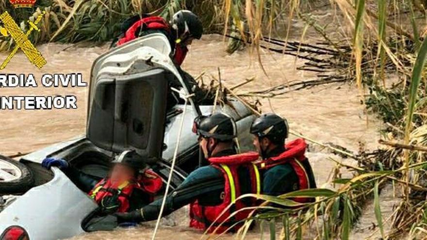 Buscan a un hombre arrastrado por el agua en La Nucía mientras siguen los estragos en la provincia de Alicante