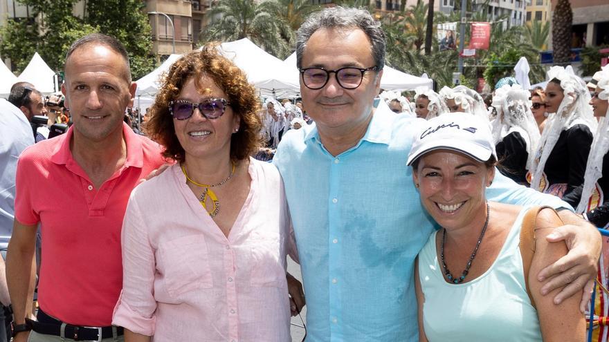 El alcalde de Pinoso, Lázaro Azorín, Josefina Bueno, Paco Sanguino y la concejala Lara López.