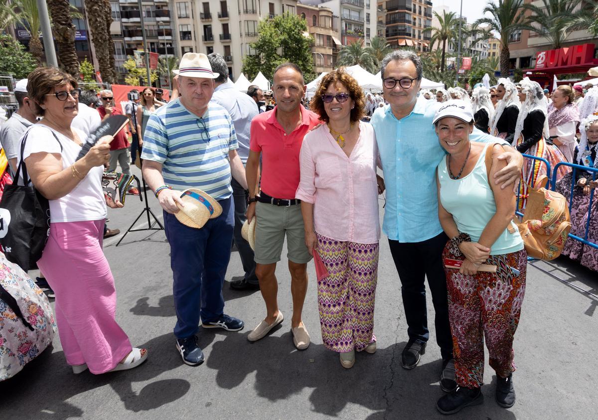 El alcalde de Pinoso, Lázaro Azorín, Josefina Bueno, Paco Sanguino y la concejala Lara López.
