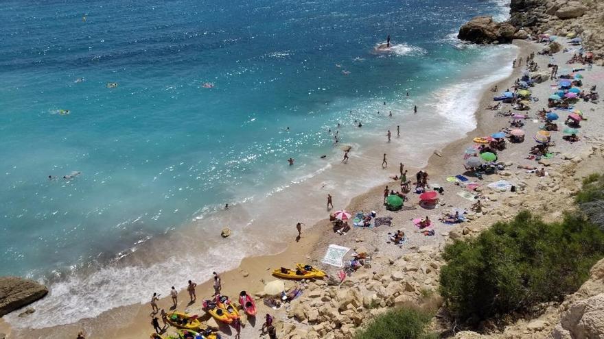 La cala Ambolo de Xàbia, llena pese a estar clausurada