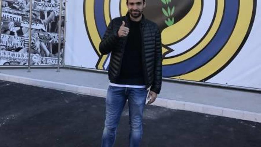 Lolo Ortiz posa ayer en el Rico Pérez tras firmar su contrato como nuevo jugador del Hércules.