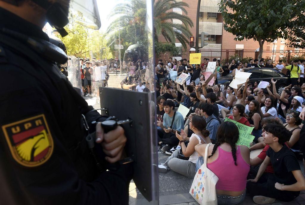 Todas las imágenes de la protesta por la Ebau y las cargas policiales junto a la Consejería de Educación