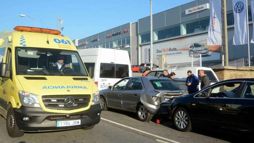 Estado en el que quedaron los vehículos implicados en el accidente en la Avenida de Lugo. // Rafa Vázquez