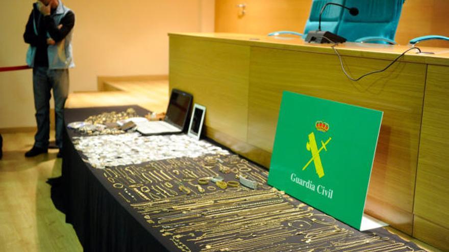La Delegación del Gobierno y la Guardia Civil anuncian la detención de los cabecillas de la &#039;banda del oro&#039;.