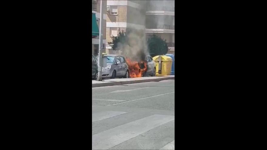 Arde un coche en la avenida de La Legión de Antequera