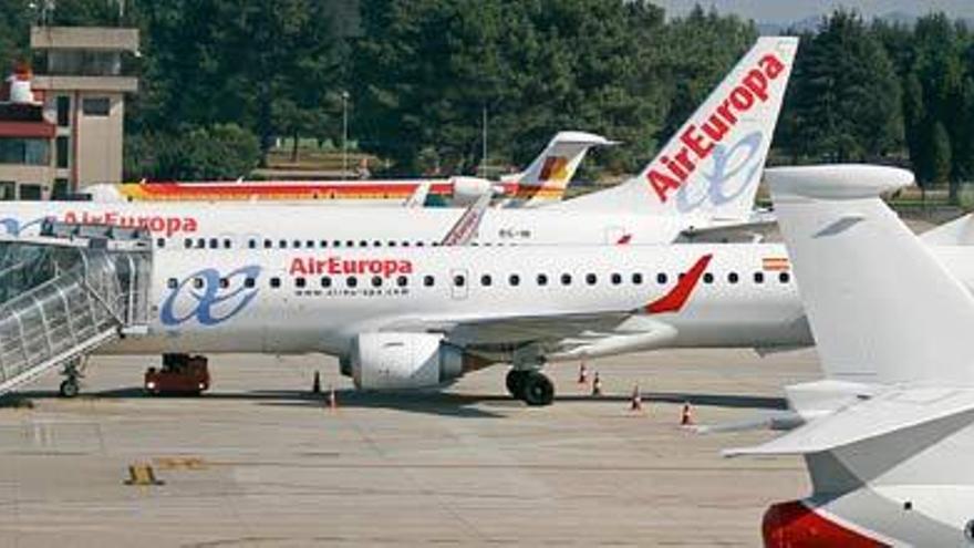 Aviones de Air Europa en la pista de Peinador. / JORGE SANTOMÉ