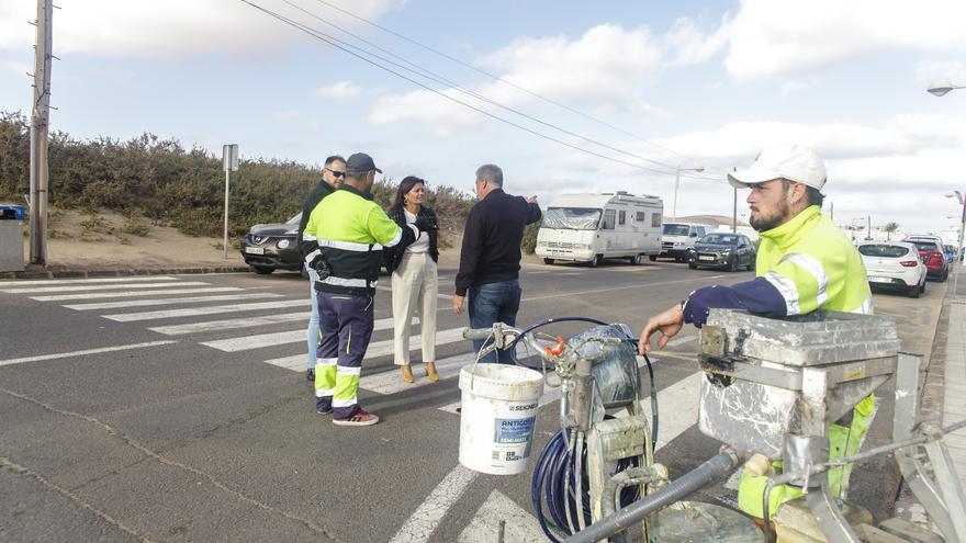 El Ayuntamiento de Teguise pone en marcha un plan de movilidad y señalización en la Caleta de Famara