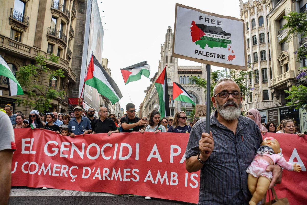 Miles de personasse manifiestan en Barcelona en solidaridad con el pueblo palestino bajo el lema de ¡Basta! Paremos el genocidio en Palestina