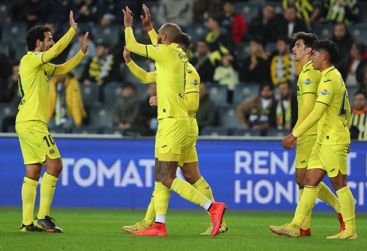 Los futbolistas del Villarreal celebran el tanto de Capoue.