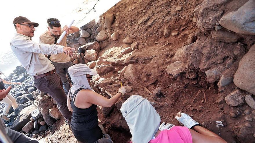 Exhumación de los restos hallados en la costa de Garachico