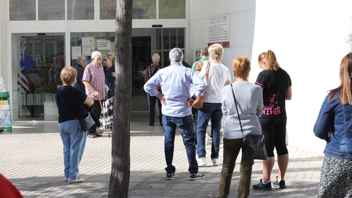 Colas frente al centro de salud de Altabix, en Elche