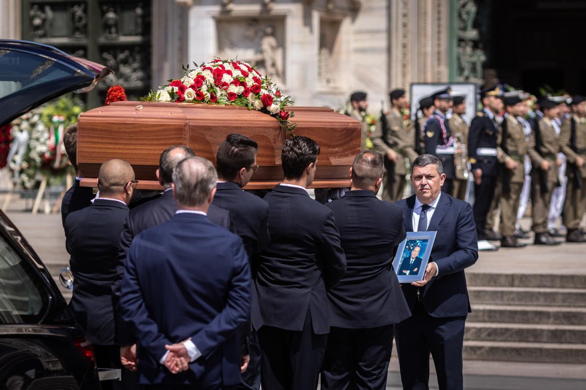 El féretro con los restos mortales de Silvio Berlusconi llega a la catedral de Milán