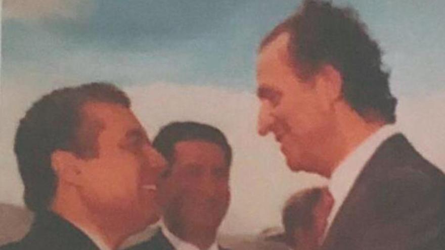 El rey Juan Carlos I saluda al entonces presidente de Canarias Lorenzo Olarte en uno de sus encuentro en las Islas.