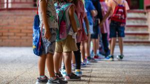 Unos niños, antes de entrar a clase en el inicio de curso.