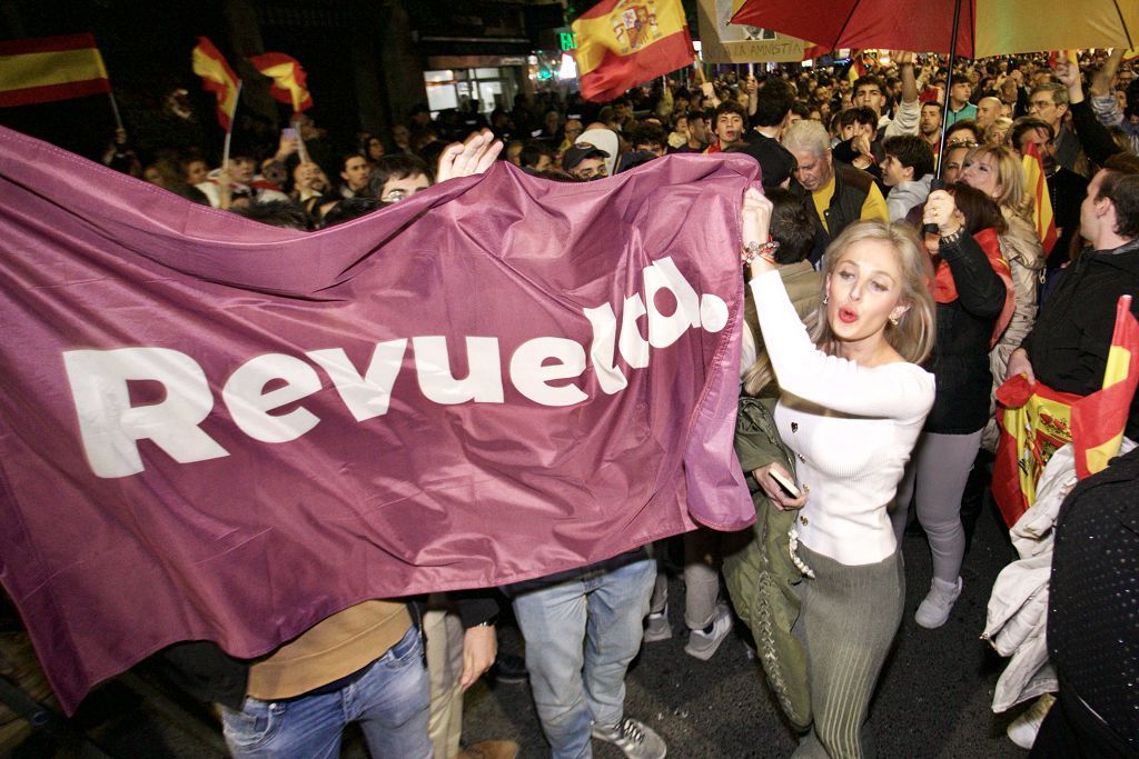 Cientos de manifestantes vuelven a asediar la sede del PSOE en Murcia