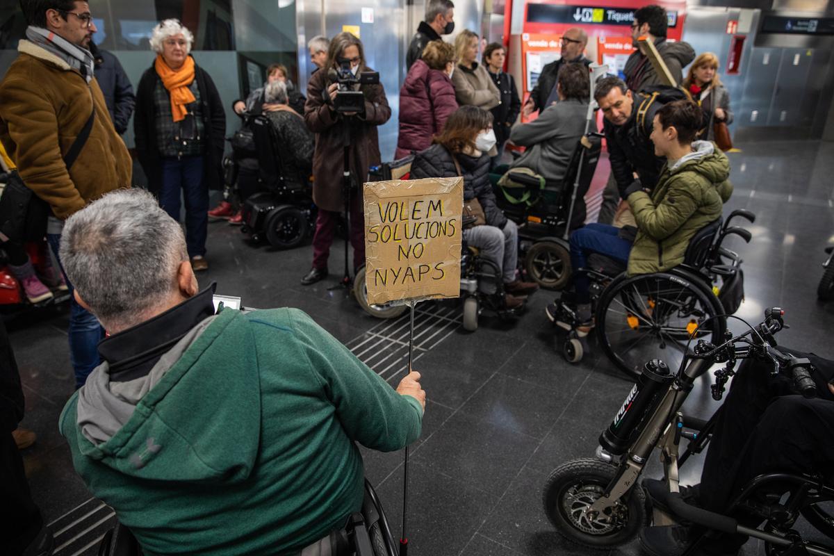 Personas con movilidad reducida piden mejoras en trenes, buses y estaciones para evitar accidentes y obstáculos en el acceso al transporte público