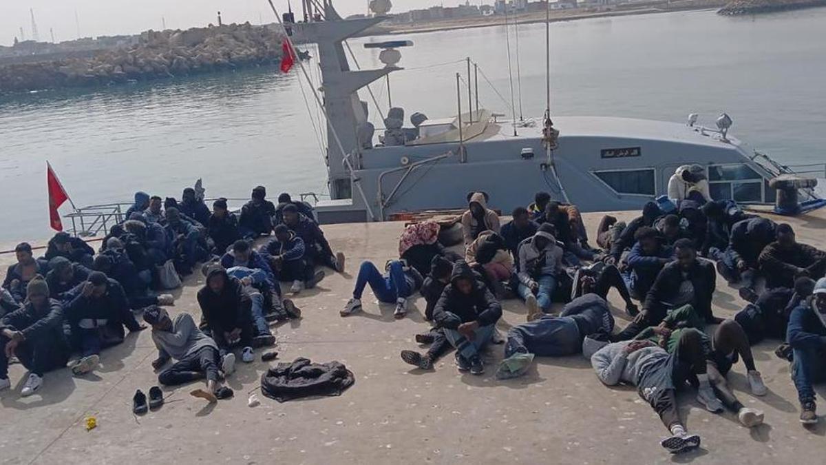 Marruecos intercepta dos pateras con 118 migrantes en aguas atlánticas rumbo a Canarias