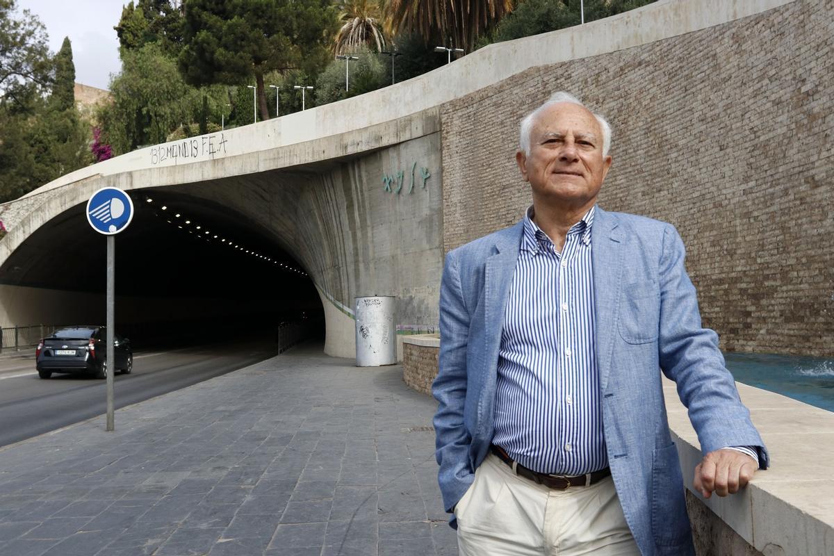 Manuel Olmedo, delante del túnel de la Alcazaba, con los caracteres fenicios.