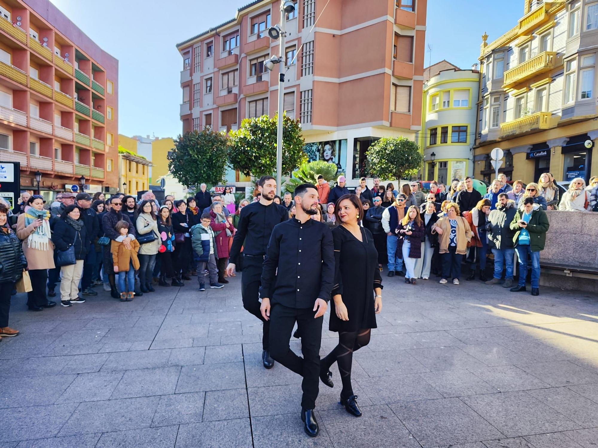 La "llamada a conceyu" del grupo San Félix llena Candás de música y baile