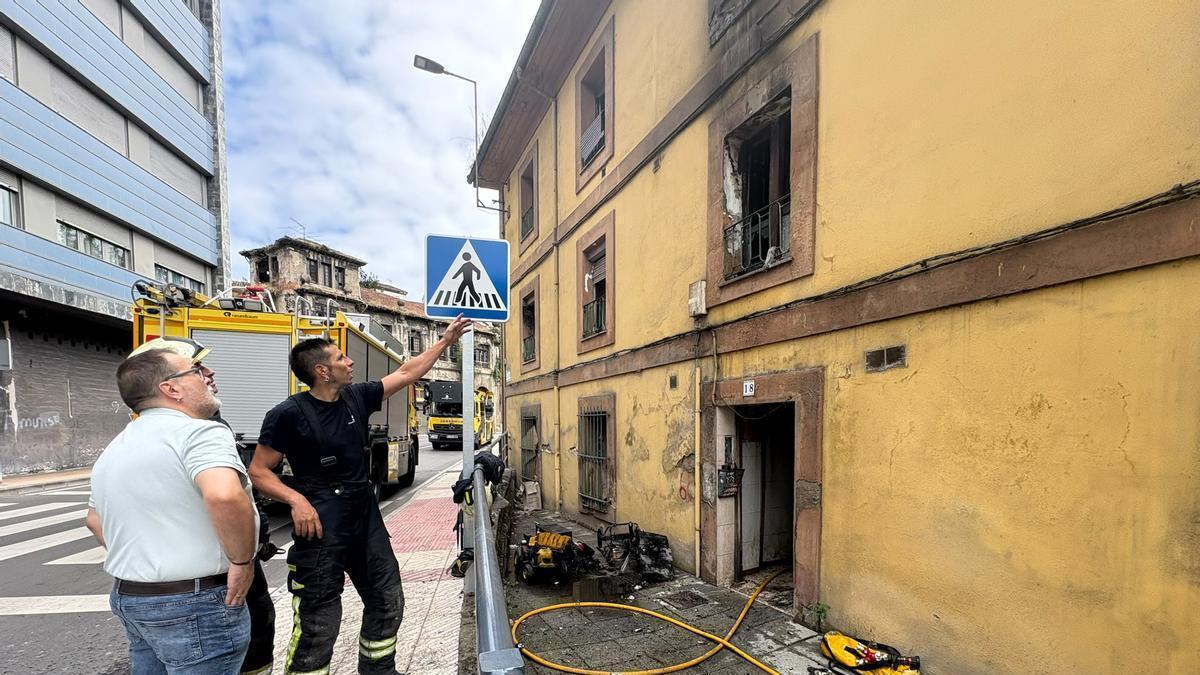 El Alcalde de Langreo, Roberto García, conversa con los bomberos en el incendio de la calle Bonifacio González Carreño de La Felguera