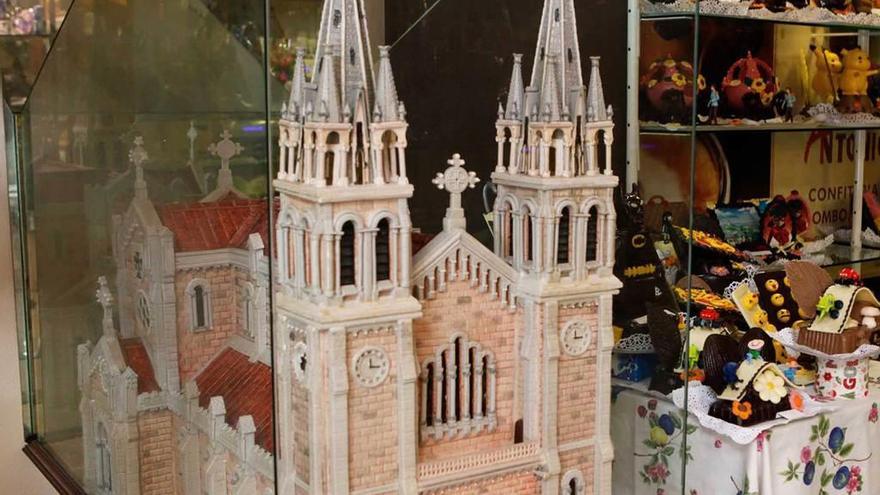 Una réplica de la basílica de Covadonga, fabricada en azúcar.