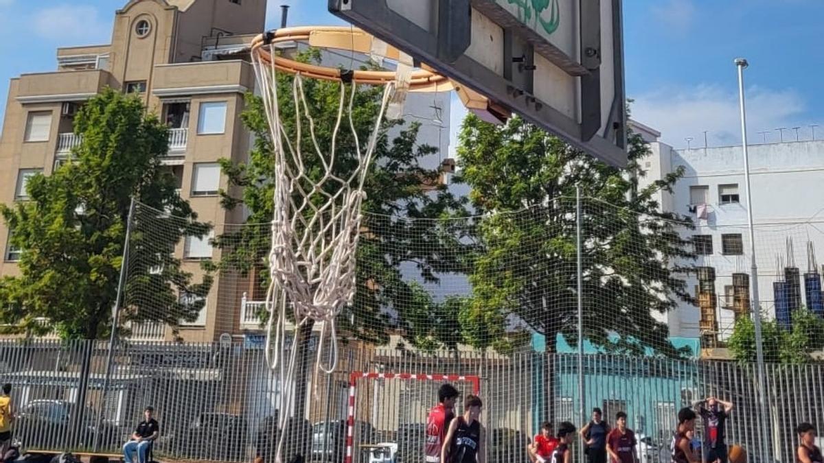 Quejas en el Port de Sagunt por canastas rotas, suciedad «constante» y falta de material