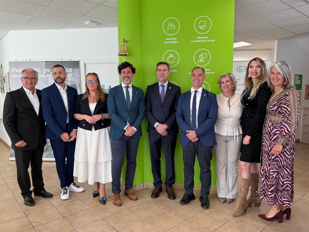 La sede de la AECC en Benalmádena está en un edificio de tres plantas entre las calles Gema y Esmeralda.