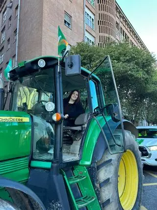"Quiero quedarme en el campo si me dejan": Las voces que ponen rostro a la gran tractorada de Zaragoza