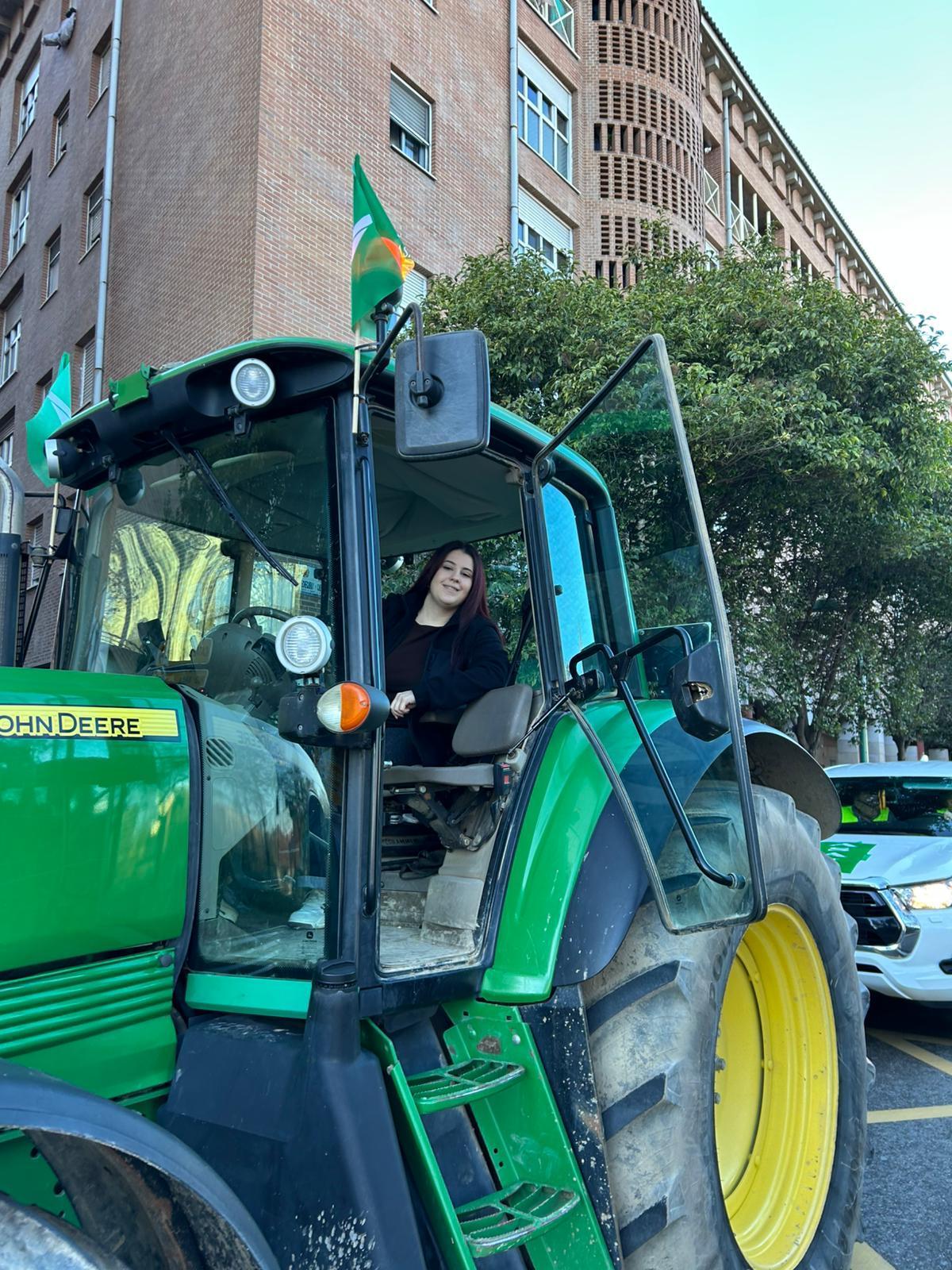 Andrea Garza, una joven agricultora de Garrapinillos, al volante de uno de los dos tractores que ha encabezado la marcha agraria por Zaragoza.
