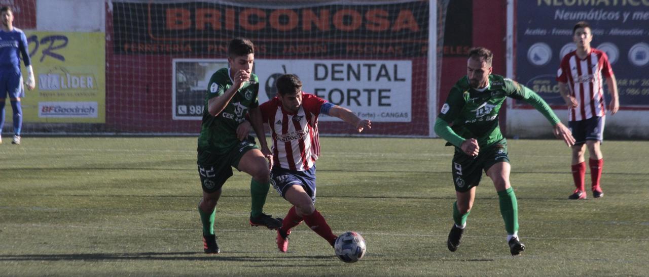 Mauro conduce un balón en el duelo del domingo ante el Arenteiro.