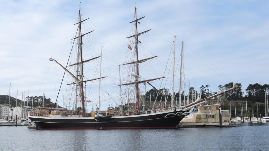 Un espectacular velero holandés sorprende a Baiona