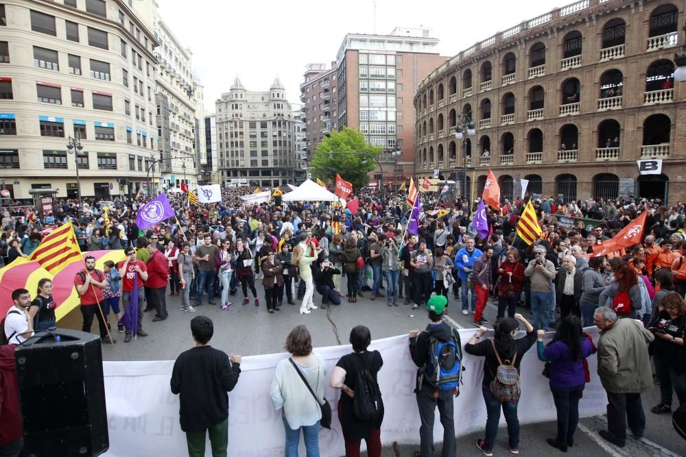 Manifestación en Valencia con motivo del 25 d'Abril