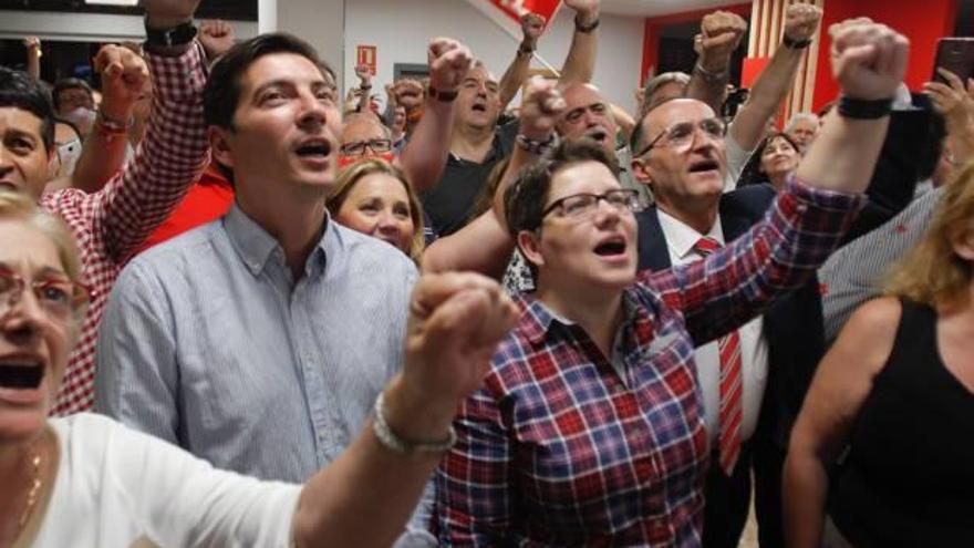 R. García, I. García y B. Nofuentes celebran la victoria de Sánchez.