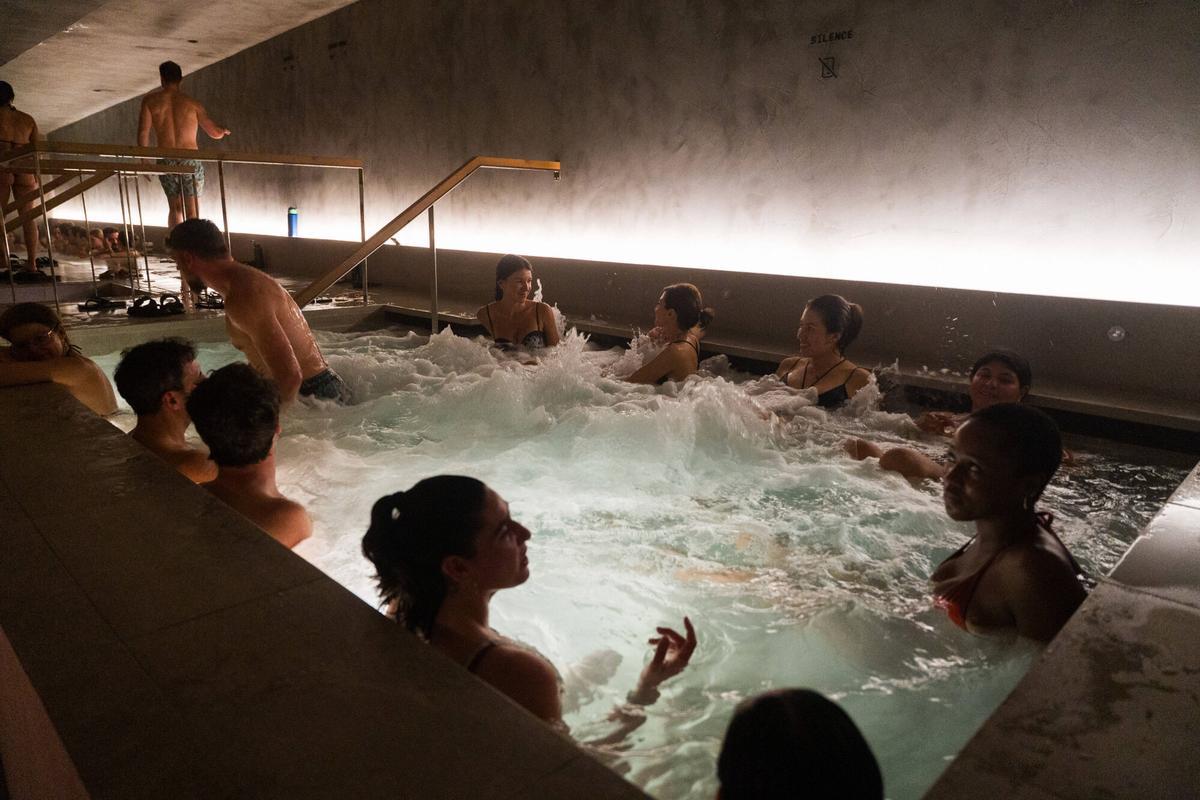 Barcelona. 19/03/2026. On Barcelona. Spa Rave en Inner Flow Studio, con DJ y saxofonista en directo. AUTOR: Marc Asensio Barcelona, Catalunya, España, spa, DJ, saxofonista, fiesta, Spa Rave, baile, diversión, relajación, sauna, jacuzzi, Wellness, fiesta, evento, agua, Inner Flow Studio