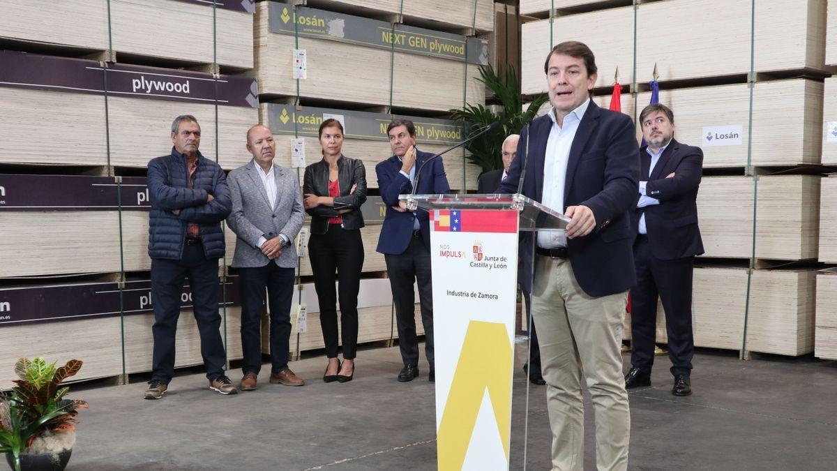 El presidente de la Junta de Castilla y León, Alfonso Fernández Mañueco, visita la planta de Tableros Losán en Villabrázaro (Zamora).