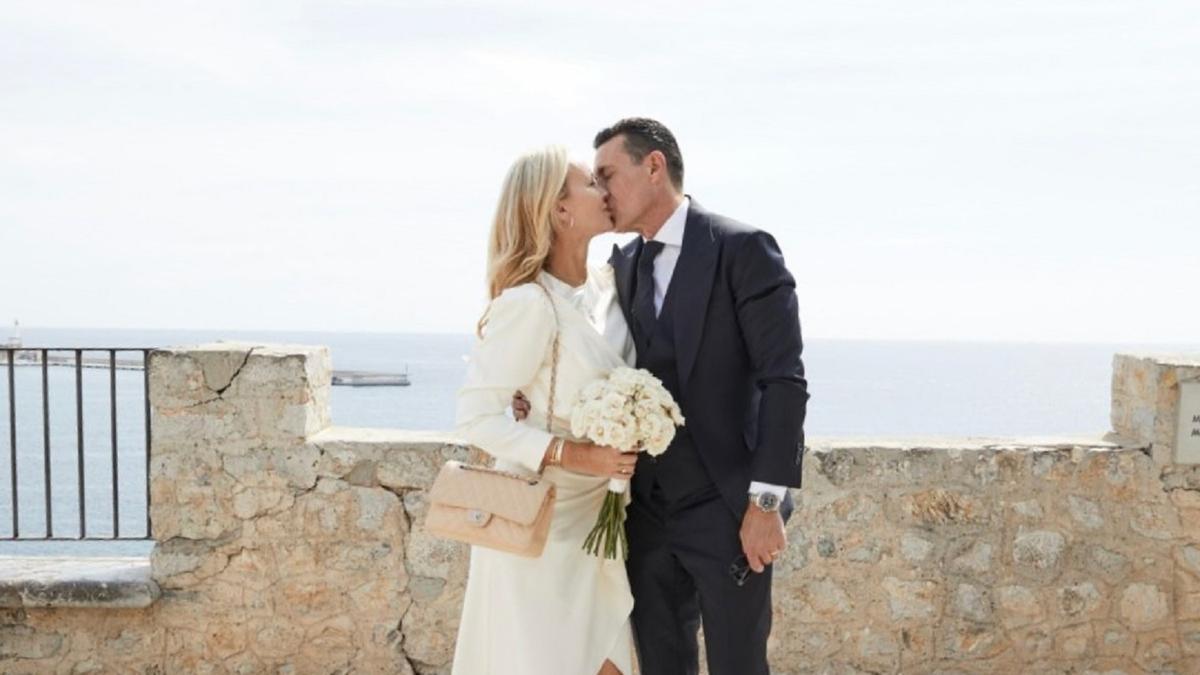 Pachi Viñoles y Amadeo Salvo, recién casados en el Ayuntamiento de Ibiza
